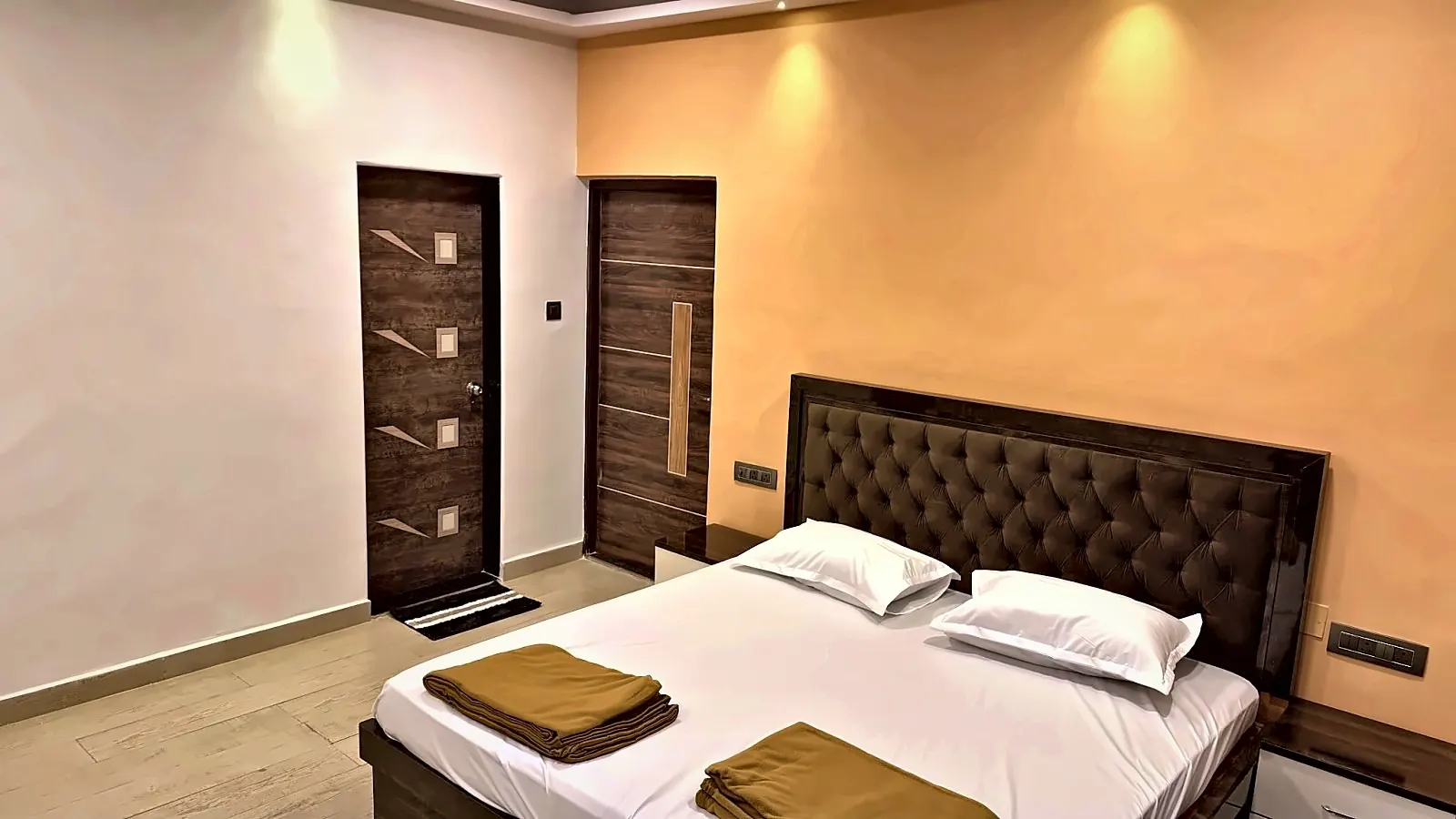 The orange bedroom, Aamantara Villa, Karjat